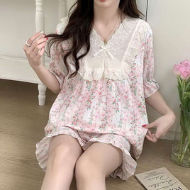 Forever25 ชุดนอนผู้หญิงคอวี เสื้อแขนสั้นพร้อมกางเกงขาสั้น ลายดอกสีครีม - Forever25