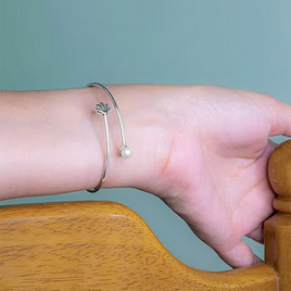 Ownory กำไลข้อมือรูปเปลือกหอยประดับมุกแท้ Shape of Pearl Bangle รหัส 10043325 - Ownory, เครื่องประดับผู้หญิง