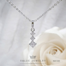 ValueJewelry สร้อยคอพร้อมจี้ ประดับคริสตัลแท้ เพชรกลมเรียง3เม็ด ขนาดพอเหมาะ NK100 - ValueJewelry, สร้อยคอ และจี้