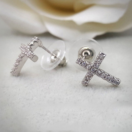 ValueJewelry ต่างหูแบบแป้น ฝังคริสตัลละเอียด ลายไม้กางเขน Cross ขนาดเล็ก ER0273 - ValueJewelry, ต่างหู