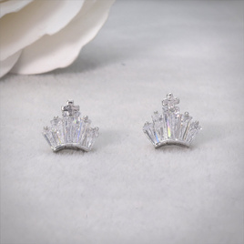 ValueJewelry ต่างหู ฝังคริสตัลเหลี่ยม ลายมงกุฎ Crown ขนาดเล็ก แปลกใหม่ไม่ซ้ำใคร ER0487 - ValueJewelry, เสื้อผ้าและเครื่องประดับ