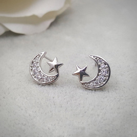 ValueJewelry ต่างหูแบบแป้น ฝังคริสตัลแท้ ลาย ดาว พระจันทร์ Star & Moon ขนาดเล็ก ER0287 - ValueJewelry, แฟชั่นผู้หญิง