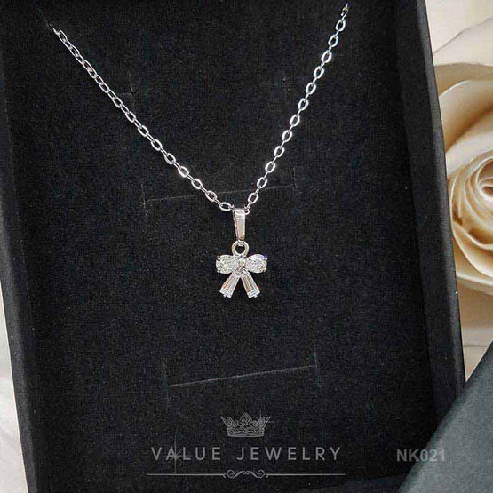 ValueJewelry สร้อยคอพร้อมจี้ คริสตัลเพชรกลม ล้อมเพชรเล็กทรงเหลี่ยม ขนาดกลาง