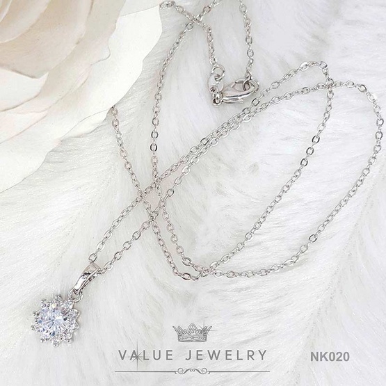 ValueJewelry สร้อยคอพร้อมจี้ ประดับคริสตัลล้อม เพชรกลม ลายดอกพิกุล  ขนาดพอเหมาะ NK020