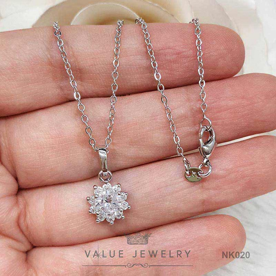 ValueJewelry สร้อยคอพร้อมจี้ ประดับคริสตัลล้อม เพชรกลม ลายดอกพิกุล  ขนาดพอเหมาะ NK020