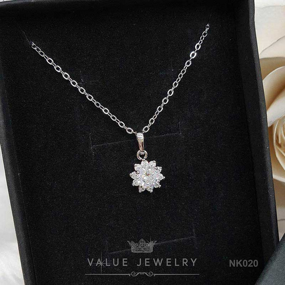 ValueJewelry สร้อยคอพร้อมจี้ ประดับคริสตัลล้อม เพชรกลม ลายดอกพิกุล  ขนาดพอเหมาะ NK020