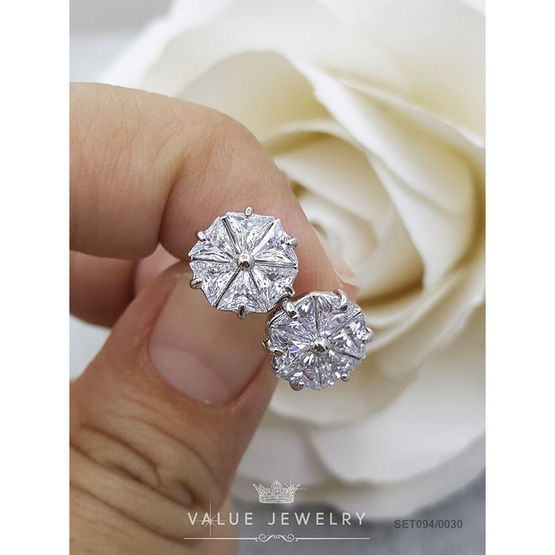 ValueJewelry ต่างหูแบบแป้น ฝังคริสตัลทรง3เหลี่ยม ดีไซน์หรู ขนาดพอเหมาะ  ER0030