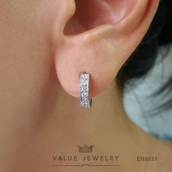 ValueJewelry ต่างหูห่วง ฝังคริสตัลแท้เพชรกลม ขนาดพอเหมาะ ER8021