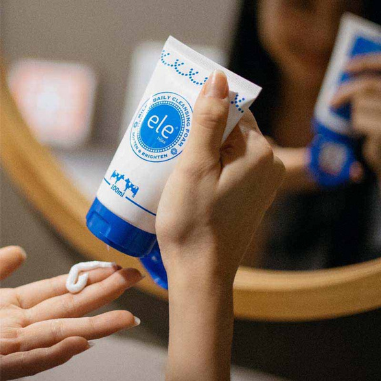 Ele โฟมล้างหน้าสูตรนมTujaa Milky Daily Cleansing Foam 100 มล.