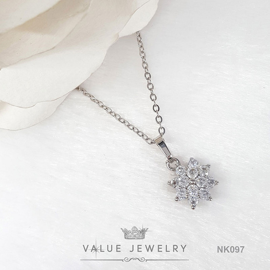 ValueJewelry สร้อยคอพร้อมจี้ ประดับคริสตัลเพชรกลม ทรงหนา ลายดอกพิกุล NK097