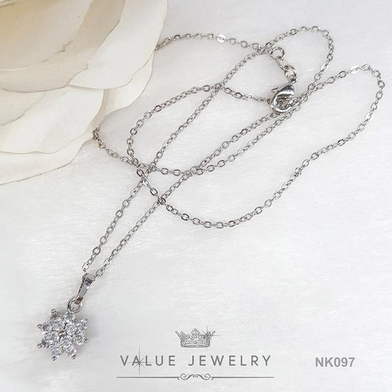 ValueJewelry สร้อยคอพร้อมจี้ ประดับคริสตัลเพชรกลม ทรงหนา ลายดอกพิกุล NK097