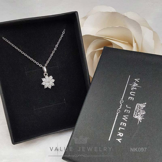 ValueJewelry สร้อยคอพร้อมจี้ ประดับคริสตัลเพชรกลม ทรงหนา ลายดอกพิกุล NK097