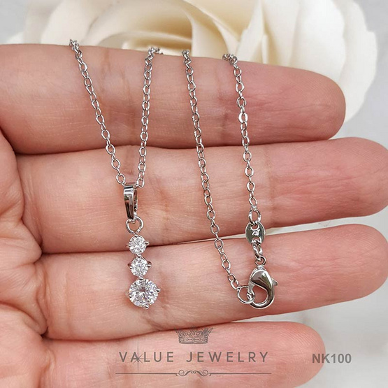 ValueJewelry สร้อยคอพร้อมจี้ ประดับคริสตัลแท้ เพชรกลมเรียง3เม็ด ขนาดพอเหมาะ NK100