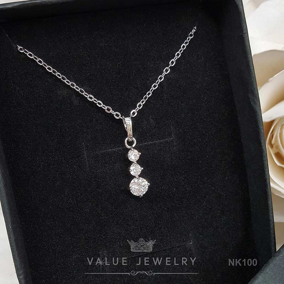 ValueJewelry สร้อยคอพร้อมจี้ ประดับคริสตัลแท้ เพชรกลมเรียง3เม็ด ขนาดพอเหมาะ NK100