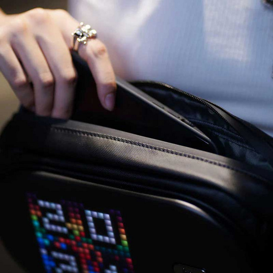 Divoom กระเป๋าสะพายข้าง พร้อม Pixel Art LED Pixoo Sling Bag C