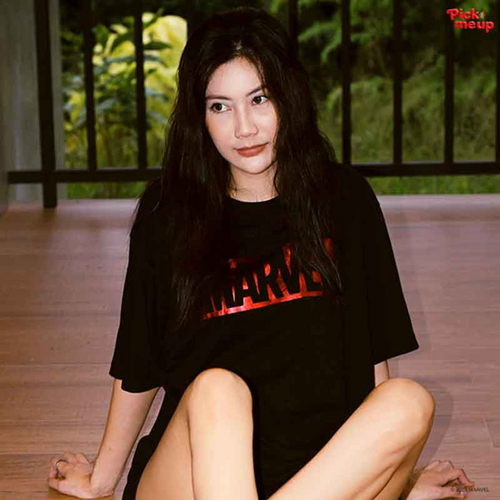 PickMeUp เสื้อยืดพิมพ์ลาย MARVEL RED LOGO สีดำ