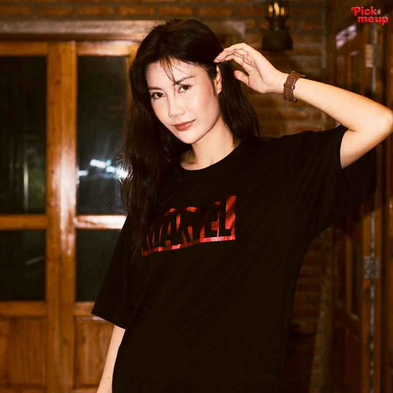 PickMeUp เสื้อยืดพิมพ์ลาย MARVEL RED LOGO สีดำ