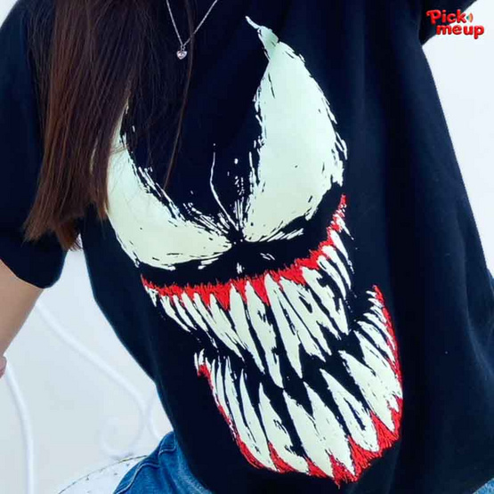 PickMeUp เสื้อยืดพิมพ์ลาย WE ARE VENOM เรืองแสงในที่มืด สีดำ