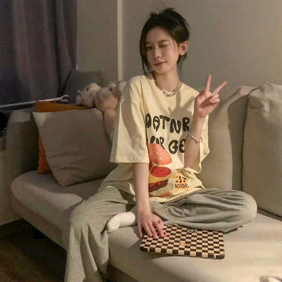 Bra Studio ชุดนอนเสื้อแขนสั้นพร้อมกางเกงขายาว ลาย Burger