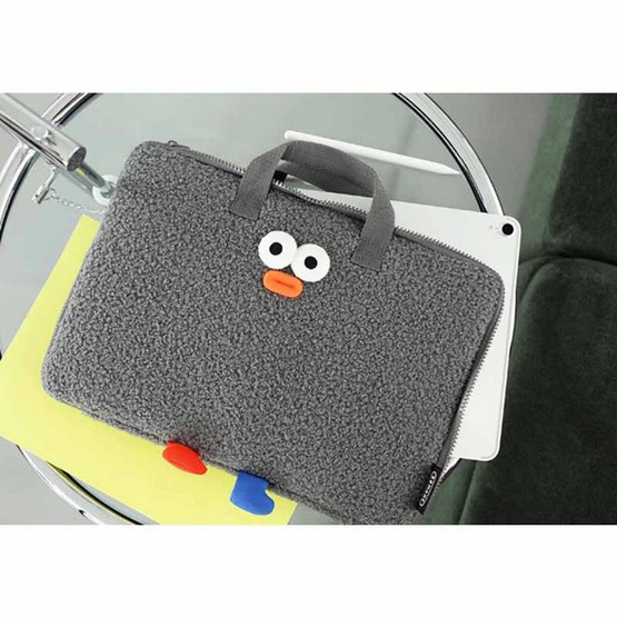 ROPAMODA กระเป๋าใส่โน้ตบุ๊คขนปุย Brunch Brother 15-inch Pom-Pom Booklet Wide Laptop Pouch ROPAMODA กระเป๋าใส่โน้ตบุ๊คขนปุย Brunch Brother 15-inch Pom-Pom Booklet Wide Laptop Pouch