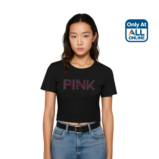 GQ EASY เสื้อยืดทรงครอป ลาย Pink สีดำ