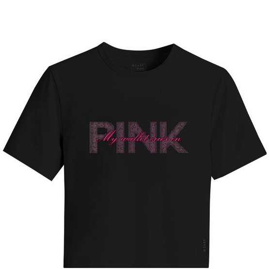 GQ EASY เสื้อยืดทรงครอป ลาย Pink สีดำ
