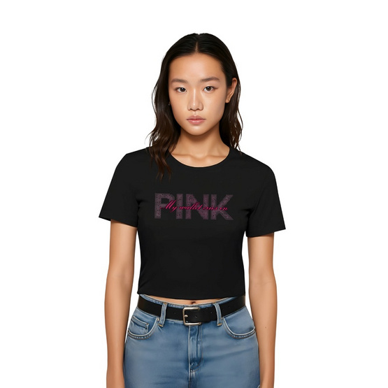 GQ EASY เสื้อยืดทรงครอป ลาย Pink สีดำ