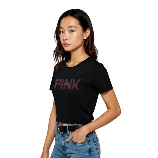 GQ EASY เสื้อยืดทรงครอป ลาย Pink สีดำ