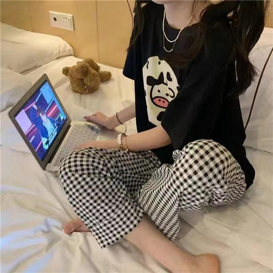 ชุดนอนเสื้อแขนสั้นพร้อมกางเกงขายาว ลายน้องวัวสีดำ