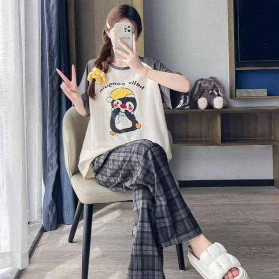 Bra Studio ชุดนอนเสื้อแขนสั้นพร้อมกางเกงขายาว ลายแพนกวิน Bra Studio ชุดนอนเสื้อแขนสั้นพร้อมกางเกงขายาว ลายแพนกวิน