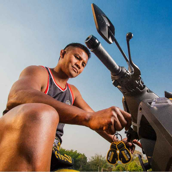 บัวขาว พวงกุญแจยางนวมชกมวย (คละแบบ) สีดำ