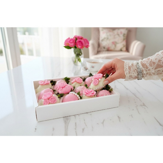 Love Strawberry สตรอว์เบอร์รีสดเคลือบไวท์ช็อกโกแลต ชมพูหวานโรแมนติก