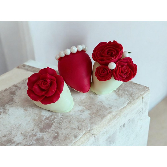 Love Strawberry สตรอว์เบอร์รีสดเคลือบไวท์ช็อกโกแลต กุหลาบแดงคลาสสิค
