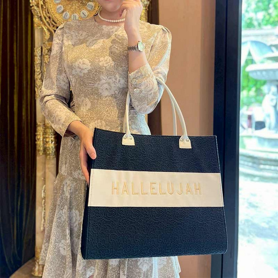 Hallelujah กระเป๋าปั้มลายลูกไม้ ปักโลโก้ Size L รุ่น เอเดน
