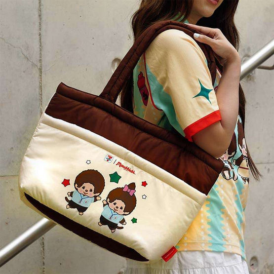 กระเป๋าสะพายนุ่มนิ่ม 7-Eleven Monchhichi ลายชุด 7-Eleven (สีครีม-น้ำตาล)