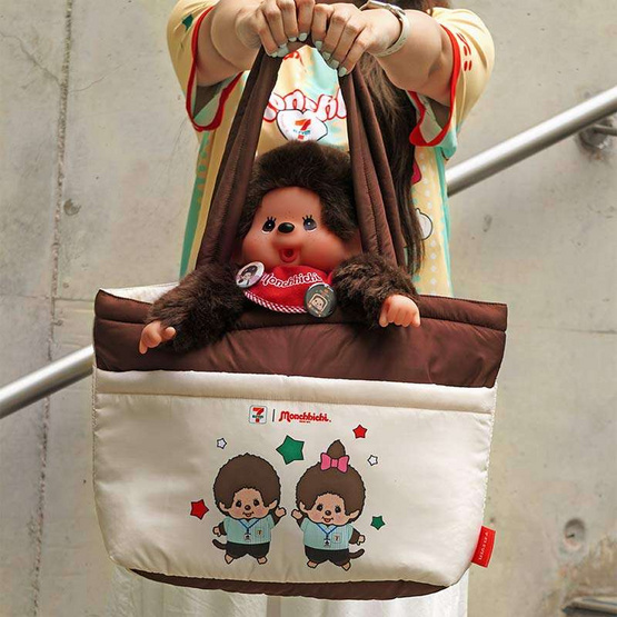 กระเป๋าสะพายนุ่มนิ่ม 7-Eleven Monchhichi ลายชุด 7-Eleven (สีครีม-น้ำตาล)