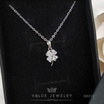 ValueJewelry สร้อยคอพร้อมจี้ ประดับคริสตัลแท้ ลาย ใบไม้นำโชค NK013