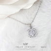 ValueJewelry สร้อยคอพร้อมจี้ คริสตัลเพชรกลม ล้อมเพชรเล็กทรงเหลี่ยม ขนาดกลาง