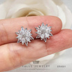 ValueJewelry ต่างหูแบบหนีบ ประดับคริสตัลทรงเพชรมาคี ลายดอกไม้  ขนาดพอเหมาะ  ER4001