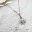 ValueJewelry สร้อยคอพร้อมจี้ ฝังคริสตัลเอมเมอรัล  ลายดอกไม้  ขนาดเล็ก NK089