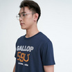 GALLOP เสื้อยืดผ้าคอตตอนพิมพ์ลาย Graphic Tee รุ่น GT9124