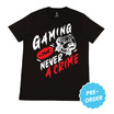 M2S เสื้อยืดคอกลมผู้ชาย ลาย Gaming is never a crime